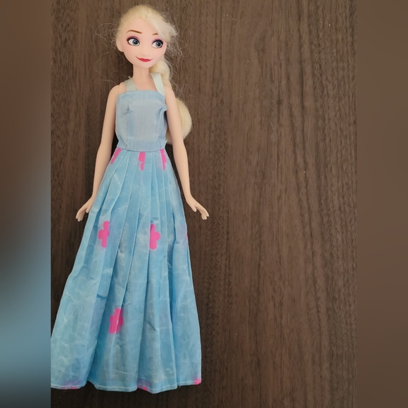 HASBRO YEAR 2016 DISNEY FROZEN SERIES ELSA 11 IN. DOLL&TWO MORE DRESSES. - Picture 5 of 13